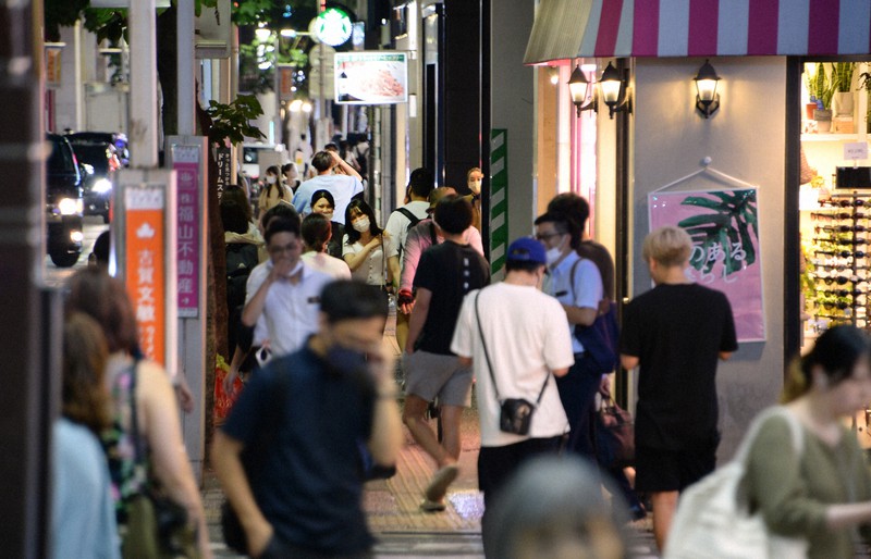 夜になっても多くの若者が行き交う繁華街=福岡市中央区で2021年8月2日午後8時8分、金澤稔撮影
