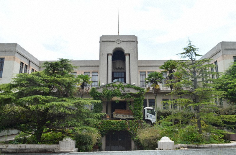 業者が入り解体工事が始まった大谷会館=北九州市八幡東区で2021年8月2日午後0時30分、浅野翔太郎撮影
