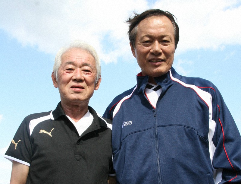 60歳以上が集う「ねんりんピック鹿児島2008」で静岡県の一員として出場した杉山隆一さん(左)と大阪府で出場した釜本邦茂さん=鹿児島県南さつま市で2008年10月27日、村尾哲撮影