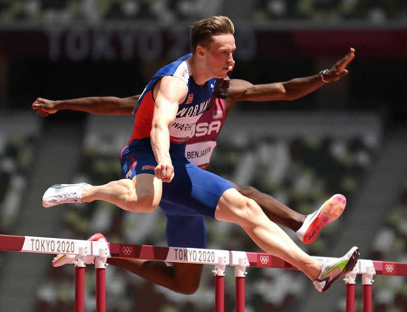 男子400メートル障害決勝、世界新記録の45秒94で優勝したノルウェーのカルステン・ワーホルム=国立競技場で2021年8月3日、久保玲撮影