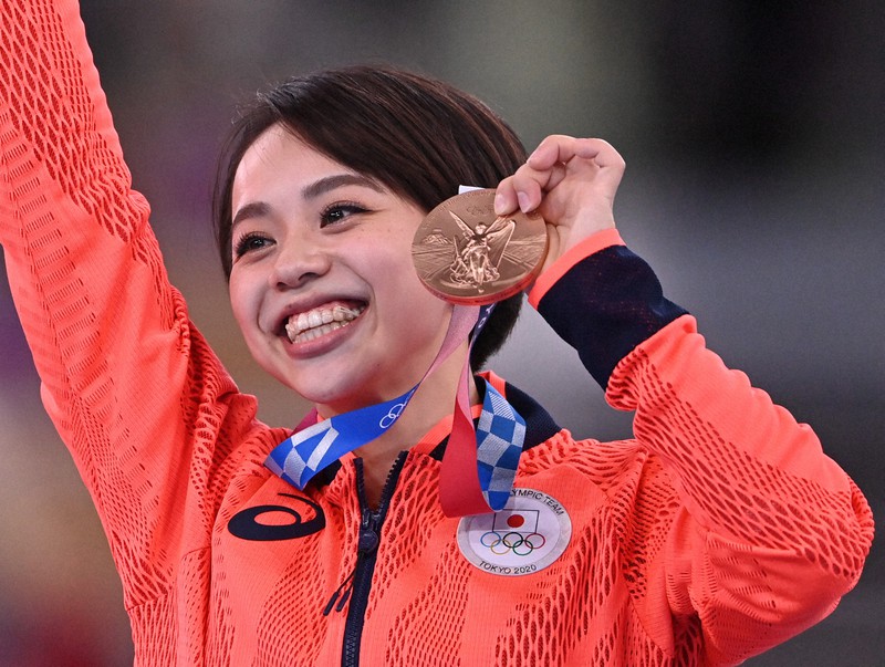 種目別の床運動で3位に入り銅メダルを手に笑顔の村上茉愛=有明体操競技場で2021年8月2日、宮間俊樹撮影