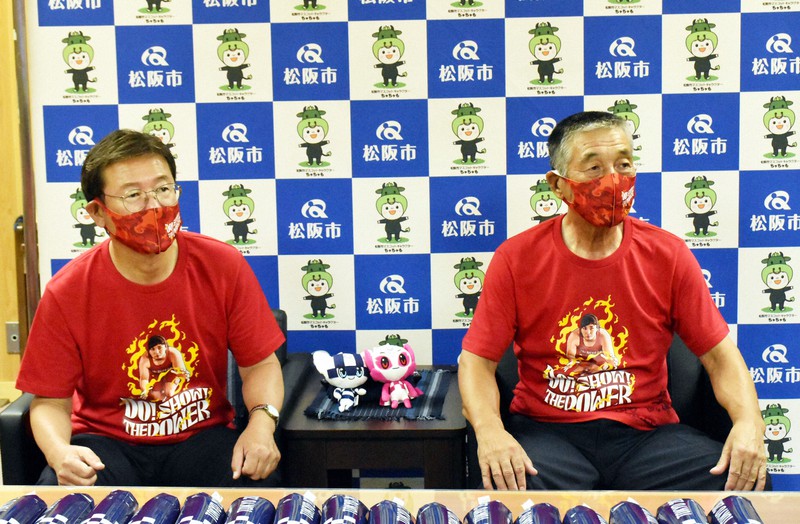 土性沙羅選手のTシャツを着て応援する三重県松阪市の竹上真人市長(左)と浦田安・市レスリング協会長=三重県松阪市で2021年8月3日午後9時3分、谷口豪撮影