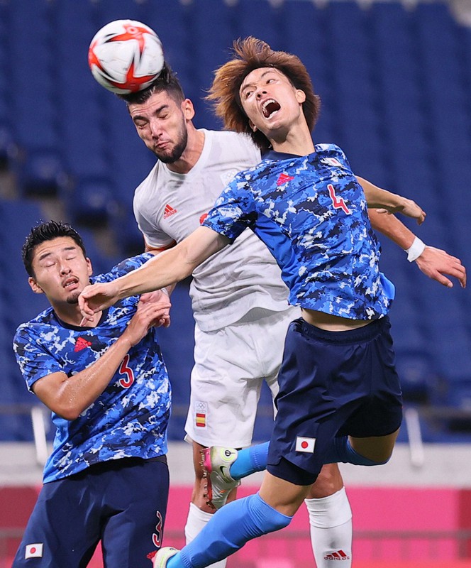 【日本-スペイン】前半、自陣ゴール前に上がったボールに飛びつく板倉滉(右)と中山雄太(左)=埼玉スタジアムで2021年8月3日、宮武祐希撮影