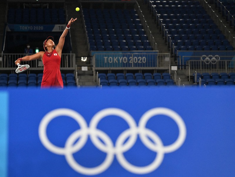 テニス女子シングルス3回戦、サーブを放つ大坂なおみ=有明テニスの森公園で2021年7月27日、宮間俊樹撮影