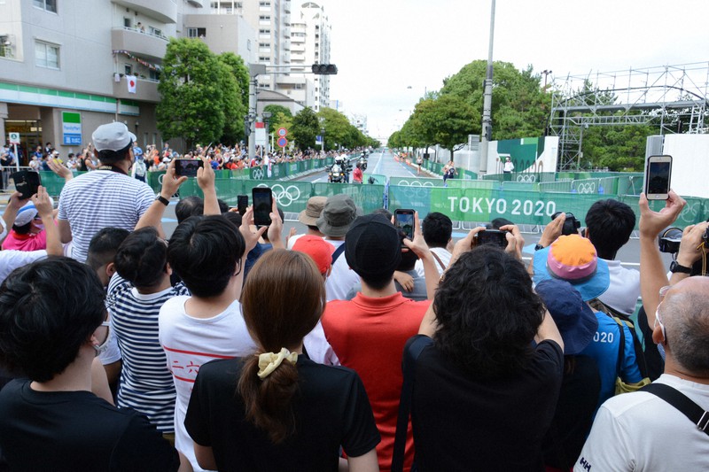 交通規制が敷かれた道路で沿道を埋め尽くす観戦客ら=東京都港区のお台場海浜公園前で2021年7月31日午前7時44分、中津川甫撮影