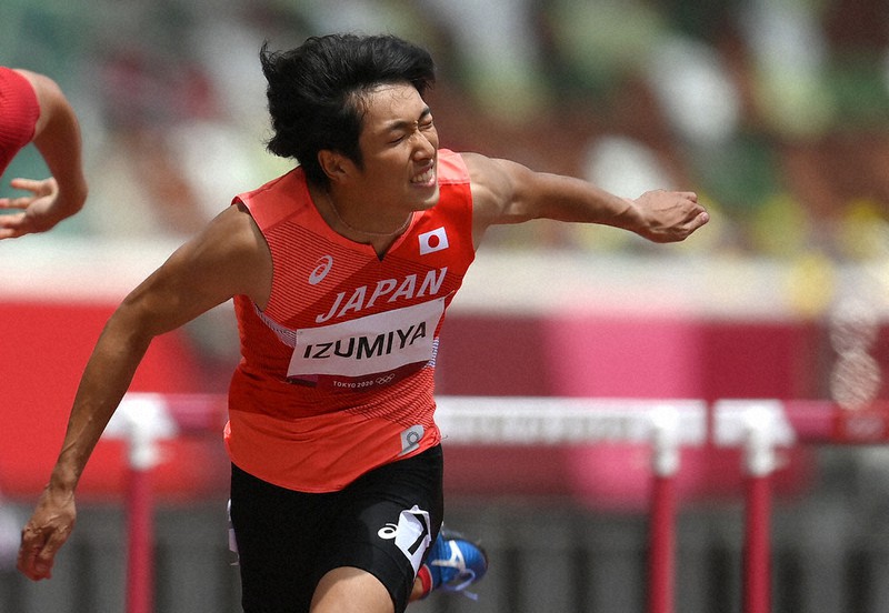 男子110メートル障害準決勝、3組3着でフィニッシュする泉谷駿介=国立競技場で2021年8月4日、久保玲撮影