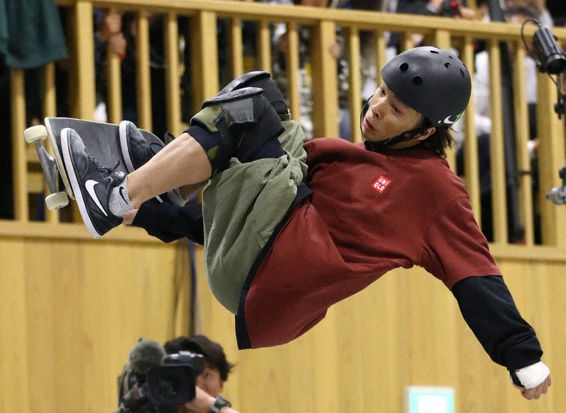 高いエアを見せて、日本選手権を制した平野歩夢=新潟県村上市スケートパークで2019年5月12日、佐々木順一撮影