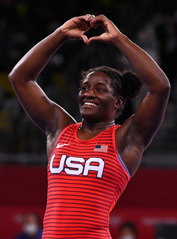 レスリング女子68キロ級で優勝し、両手でハートマークを作る米国のタミラマリアナ・ストックメンサ=幕張メッセAホールで2021年8月3日、徳野仁子撮影