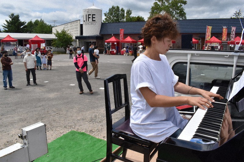 街角:「出前ピアノ」がマルシェに登場 美幌 /北海道 毎日新聞