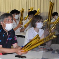 とわの森三愛高で声援を送る山本選手の父忠文さん（左）と母伸子さん＝北海道江別市で2021年8月3日、三沢邦彦撮影