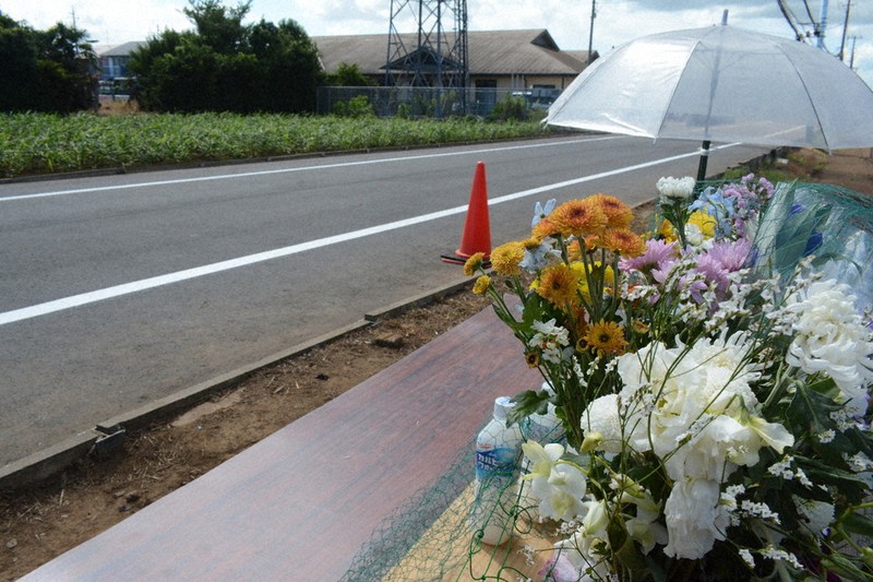 事故現場の献花台周辺に新たに引かれた白線=千葉県八街市で2021年8月3日午後2時17分、中村宰和撮影