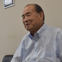 教え子への思いを語る山梨学院大レスリング部の下田正二郎部長＝甲府市酒折2の山梨学院大学カレッジスポーツセンターで2021年8月2日、田中綾乃撮影