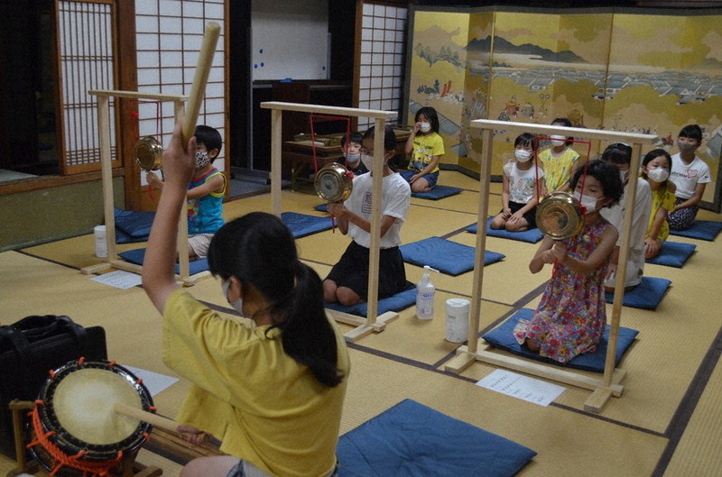 太鼓や鉦の稽古をする子どもたち=三重県伊賀市の菅原神社で、大西康裕撮影