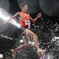 男子3000メートル障害決勝で力走する三浦龍司選手＝国立競技場で、久保玲撮影