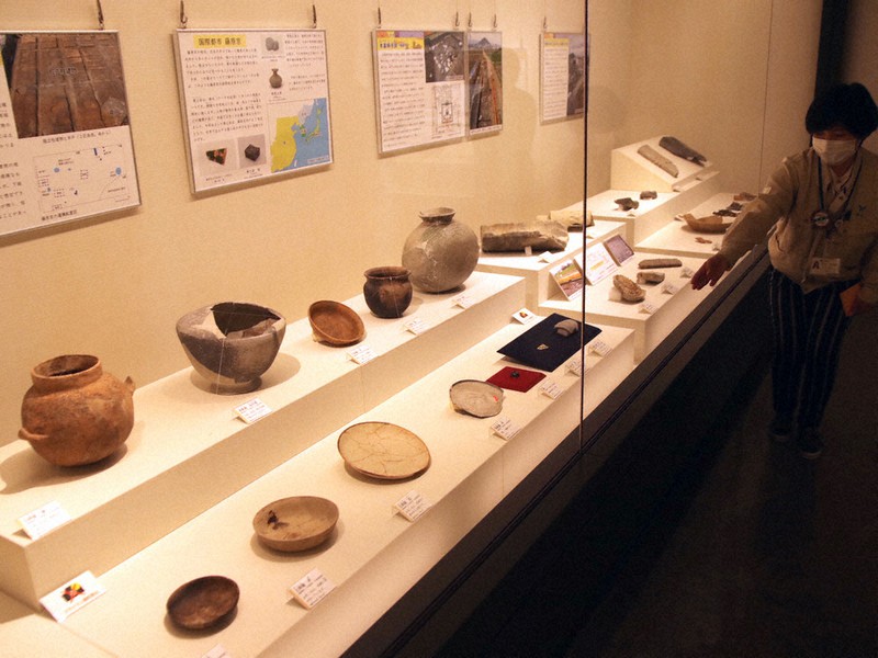 弥生~室町時代の出土遺物が観覧できる企画展=奈良県橿原市川西町で、姜弘修撮影