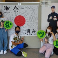 入江聖奈選手の金メダルを喜び合う中学時代の同級生ら＝鳥取県米子市末広町の米子コンベンションセンターで、柴崎達矢撮影