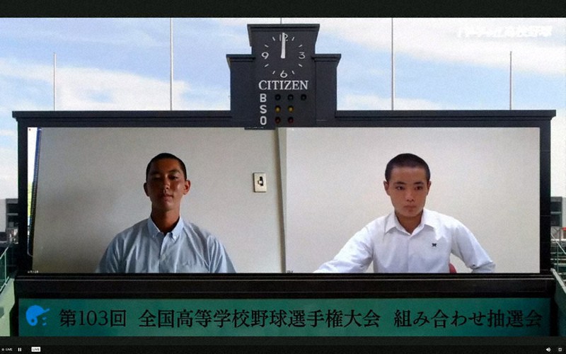 対戦が決まった日大山形の佐藤拓斗主将(左)と米子東の長尾泰成主将=2021年8月3日