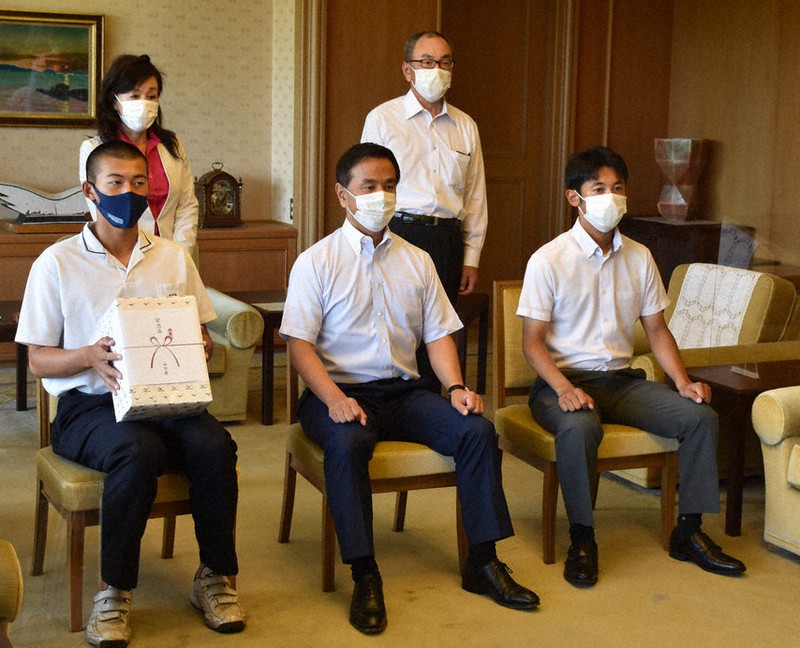 村岡知事(手前中央)と記念撮影をする立石副主将ら(同左)