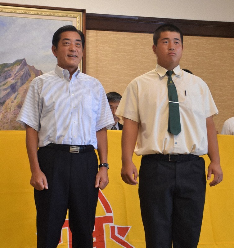 贈られた応援旗の前で健闘を誓う新田の古和田大耀主将(右)と中村時広知事=愛媛県庁で、斉藤朋恵撮影