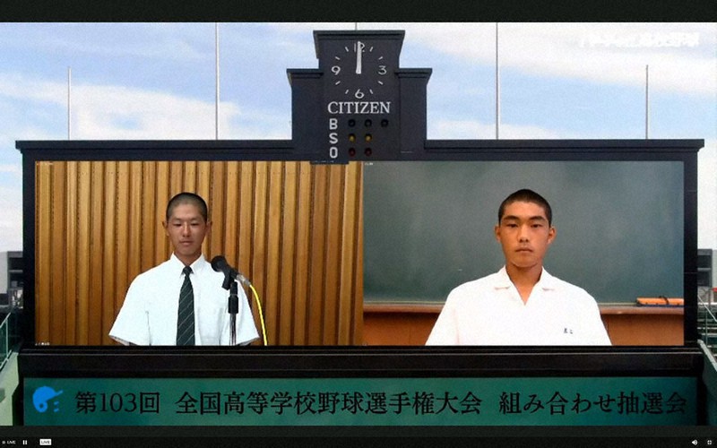 長崎商の青山隼也主将(左)と熊本工の沼主将