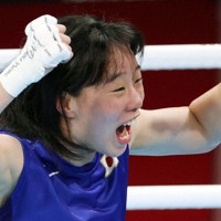 女子フェザー級決勝でフィリピンのネスティー・ペテシオを破り、ボクシング女子で日本初の金メダルを決め喜ぶ入江聖奈＝両国国技館で3日、佐々木順一撮影