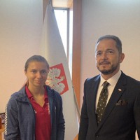 ポーランド大使館で保護されているツィマノウスカヤ選手（左）＝ミレフスキ駐日ポーランド大使のツイッターより
