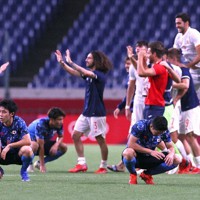 【日本－スペイン】スペインに敗れて肩を落とす遠藤航（左から2人目）ら日本の選手たち＝宮武祐希撮影