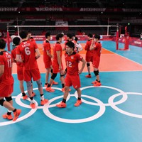 準々決勝敗退が決まった日本の選手たち＝宮間俊樹撮影