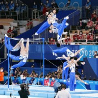 種目別鉄棒で着地を決める橋本の連続合成写真＝宮間俊樹撮影