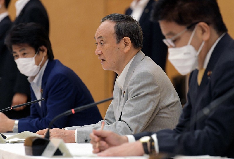 新型コロナウイルス感染症対策の進捗に関する関係閣僚会議で発言する菅義偉首相(中央)=首相官邸で2021年8月4日午後2時49分、竹内幹撮影