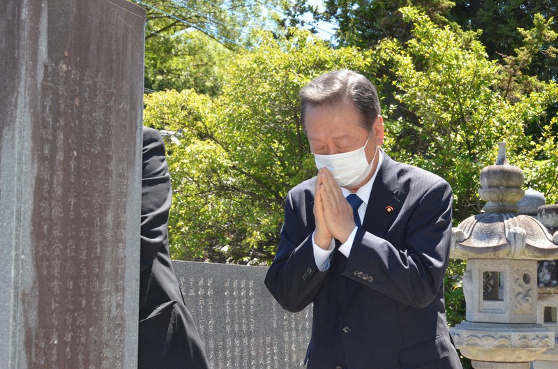 金丸家の墓前で合掌する小沢一郎衆院議員=山梨県南アルプス市の慈眼寺で2021年8月4日午後0時57分、梅田啓祐撮影