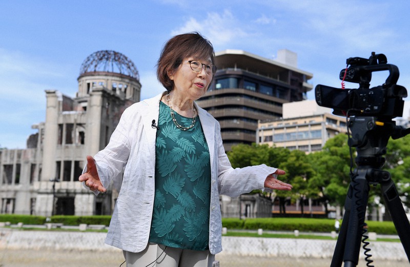 平和継承団体「HIP」のメンバーと平和記念公園で動画の撮影の練習をする小倉桂子さん=広島市中区で2021年7月21日、滝川大貴撮影
