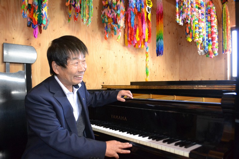 被爆ピアノの前で「平和への思いを伝えたい」と語る矢川さん=広島市安佐南区で2021年2月3日、山本尚美撮影
