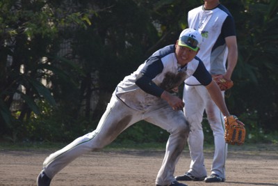 今春のキャンプでユニホームを真っ黒にしながら特守を受ける村上。プロ入り後、内野手に転向した。坂井さんは「プロで一番伸びたのが守備だと思う。バッティングよりも苦しかったと思う」とおもんぱかる＝沖縄県浦添市で2021年2月24日午後3時33分、中村有花撮影