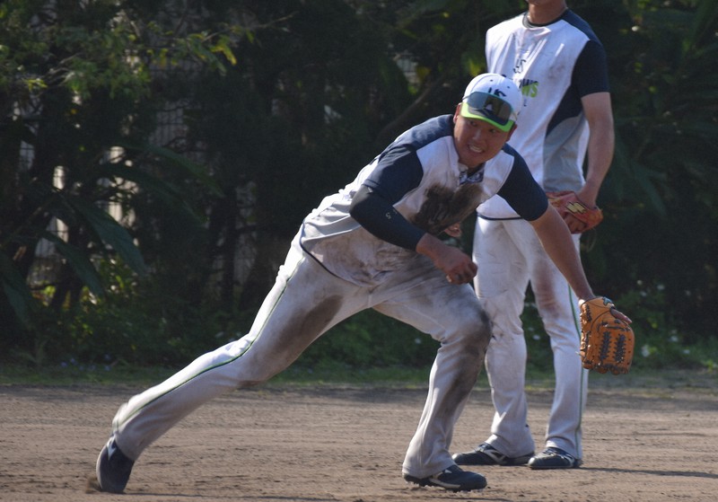 今春のキャンプでユニホームを真っ黒にしながら特守を受ける村上。プロ入り後、内野手に転向した。坂井さんは「プロで一番伸びたのが守備だと思う。バッティングよりも苦しかったと思う」とおもんぱかる=沖縄県浦添市で2021年2月24日午後3時33分、中村有花撮影