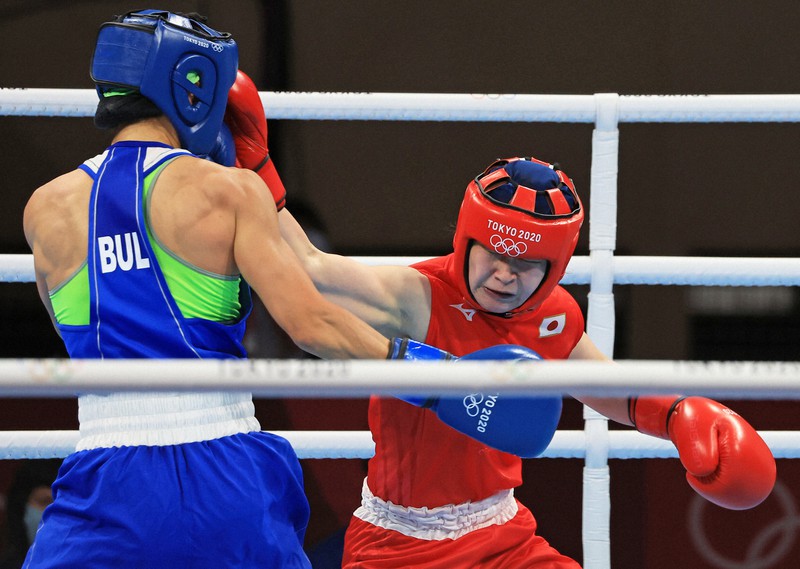 女子フライ級準決勝 二回、ブルガリアのストイカジェリャスコバ・クラステバ(左)を攻める並木月海=両国国技館で2021年8月4日、梅村直承撮影