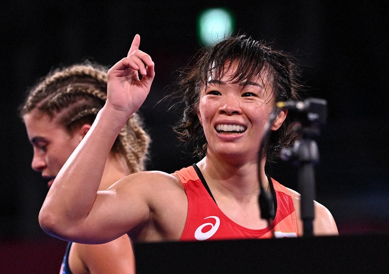 レスリング女子57キロ級準決勝、米国のヘレン・マルーリス(後方)を破って決勝進出を喜ぶ川井梨紗子=幕張メッセAホールで2021年8月4日、徳野仁子撮影