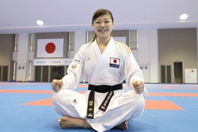 練習後、道場でポーズを取る空手女子組手68キロ超級の植草歩選手＝東京都江東区で2019年7月9日、尾籠章裕撮影