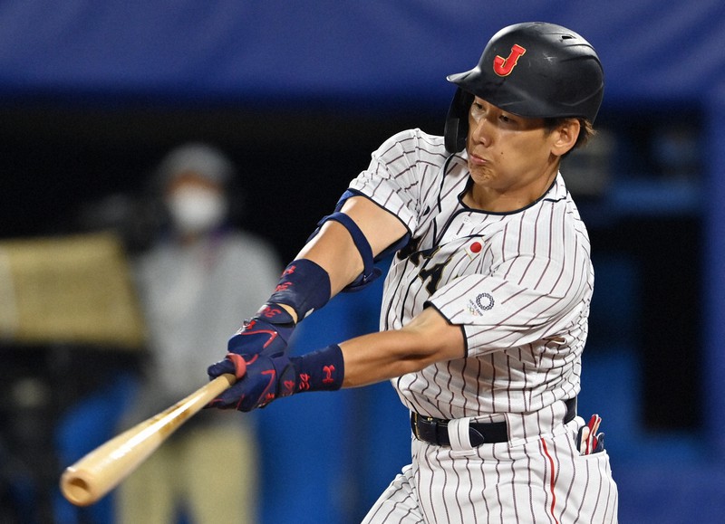 【日本-韓国】五回裏日本1死三塁、吉田正尚が中前適時打を放つ=横浜スタジアムで2021年8月4日、大西岳彦撮影