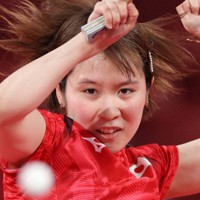 【日本－台湾】卓球女子団体準々決勝、シングルスでスマッシュを放つ平野美宇＝東京体育館で2021年8月2日、宮武祐希撮影