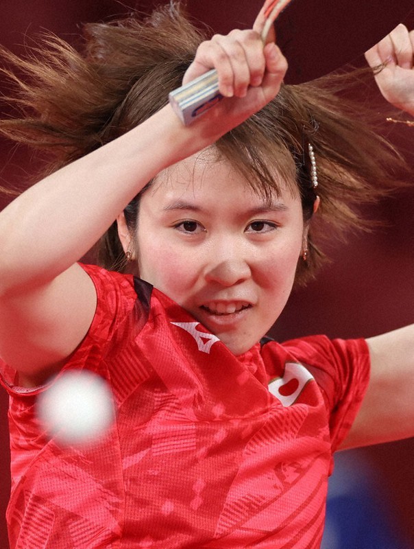 【日本－台湾】卓球女子団体準々決勝、シングルスでスマッシュを放つ平野美宇＝東京体育館で2021年8月2日、宮武祐希撮影
