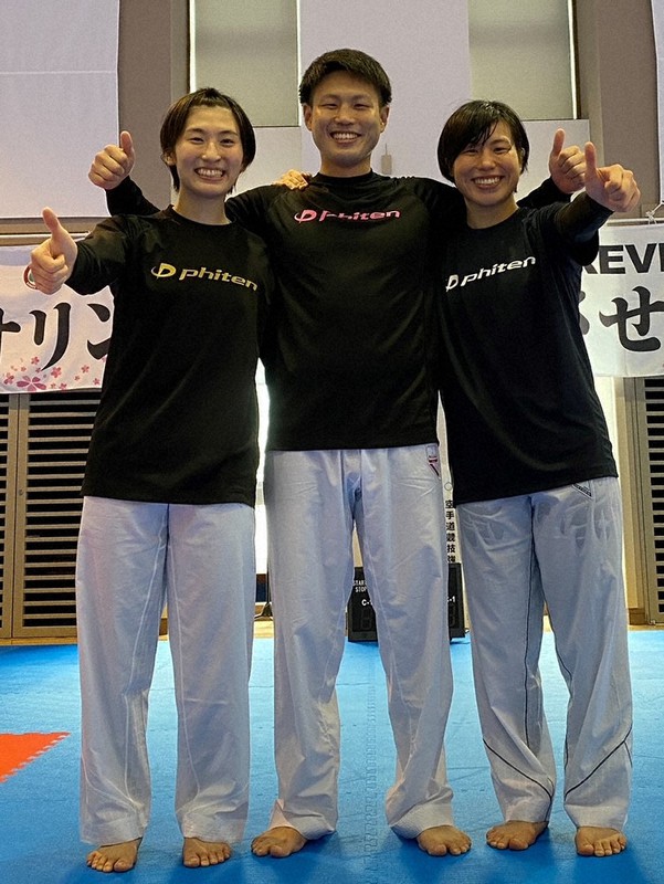 練習の合間に笑顔を見せる(左から)染谷真有美さん、隆嘉さん、香予さんのきょうだい=東京都内で、染谷真有美さん提供
