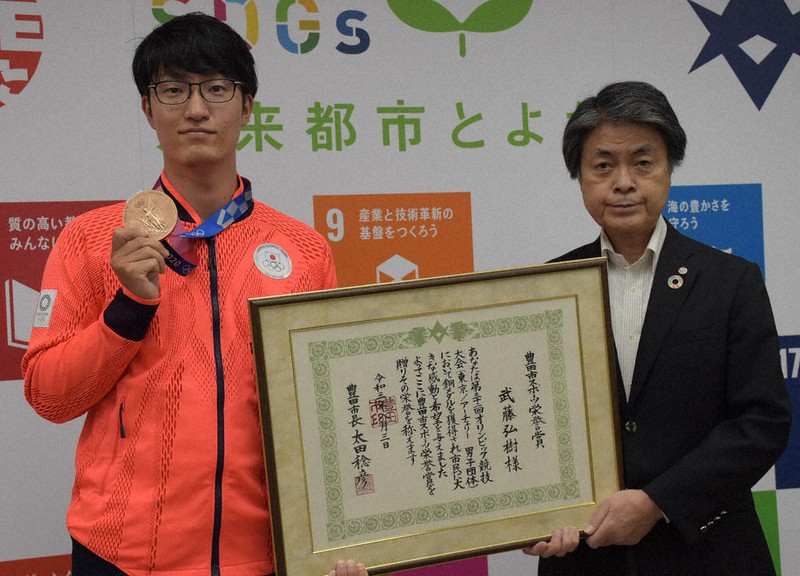 太田稔彦市長(右)から市スポーツ栄誉賞を贈られた武藤弘樹選手=愛知県豊田市役所で2021年8月3日、酒井志帆撮影