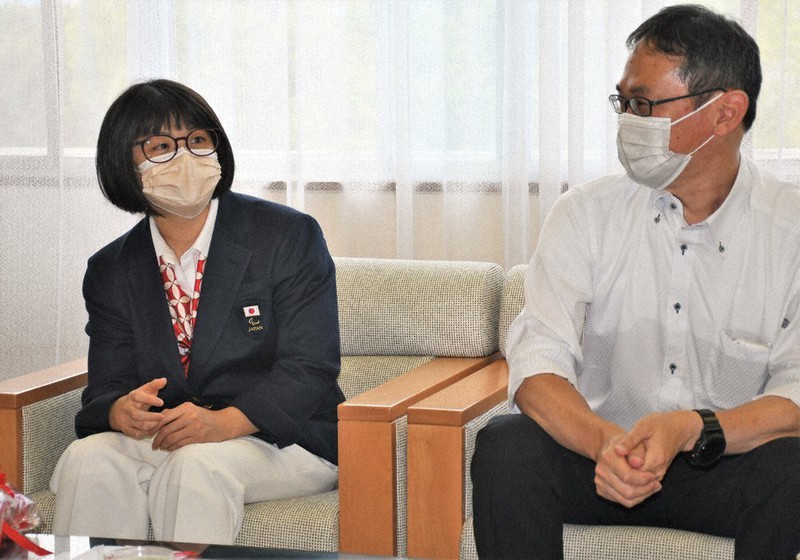 パラリンピックへの抱負を語る井上舞美選手(左)と父茂さん=滋賀県守山市役所で、礒野健一撮影