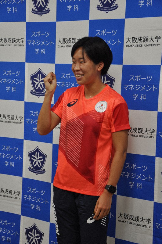 東京オリンピックでの活躍を誓いガッツポーズする斎藤愛美選手=大阪市東淀川区の大阪成蹊大で、桐野耕一撮影
