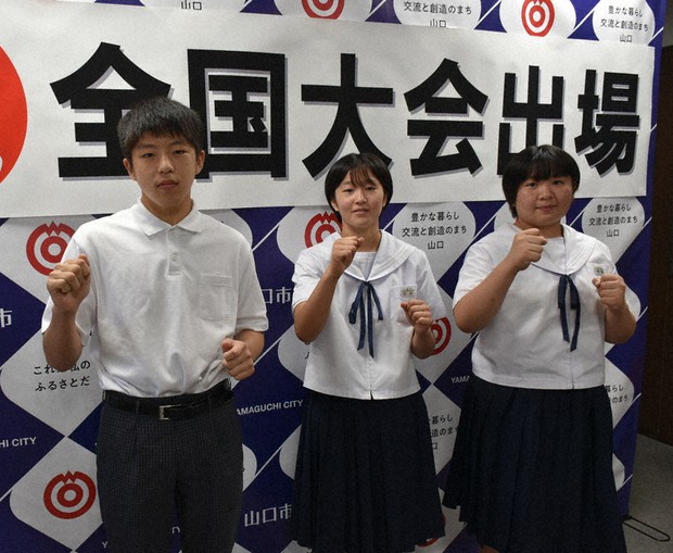 全国大会へ出場する(左から)河野選手、吉武選手、甲斐選手