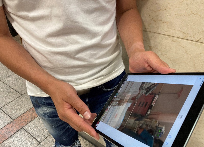 院長とのやり取りを記録したタブレットを手に当時の状況を説明する父親=名古屋市で7月29日(画像の一部を加工しています)