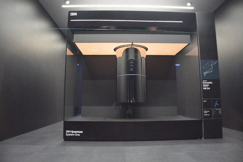 記者会見に先立って報道陣に公開された、米IBM製の最新の量子コンピューター＝川崎市幸区で7月26日