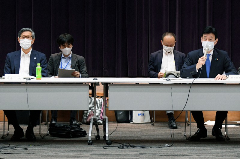 基本的対処方針分科会の冒頭であいさつする西村康稔経済再生担当相(右)。左は新型コロナウイルス感染症対策分科会の尾身茂会長=東京都千代田区で2021年8月5日午前9時2分、西夏生撮影