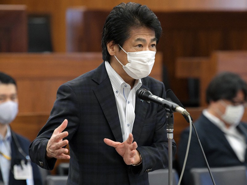 参院厚生労働委員会で立憲民主党の石橋通宏氏の質問に答える田村憲久厚労相=国会内で2021年8月5日午前10時13分、竹内幹撮影